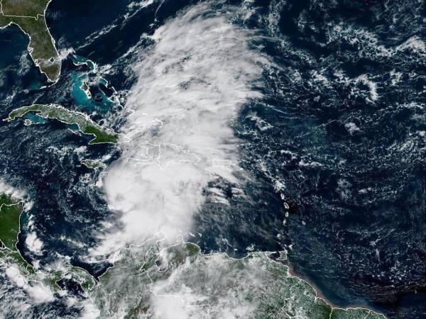 Por ahora, presenta vientos máximos sostenidos de 85 kilómetros por hora (50 millas) con un desplazamiento hacia el noroeste a 7 kilómetros por hora (5 millas).