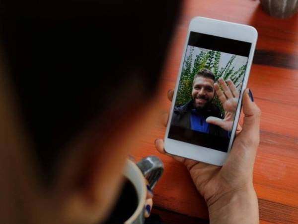 Las llamadas y videollamadas de WhatsApp son un método eficaz para acercarse a personas que están lejos, pues solo se necesita una buena conexión a internet. Foto: Canva