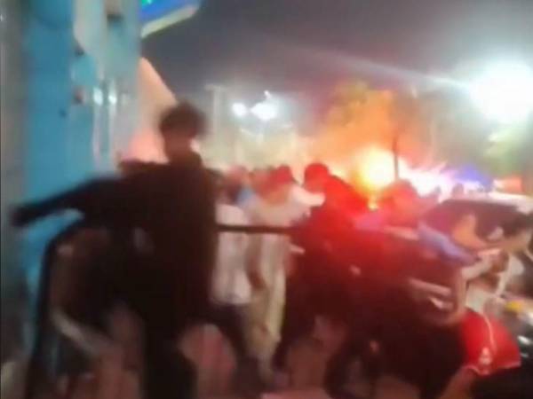 La Policía tuvo que intervenir para guardar el orden luego de que algunos jóvenes patearan violentamente uno de los accesos al estadio Morazán.