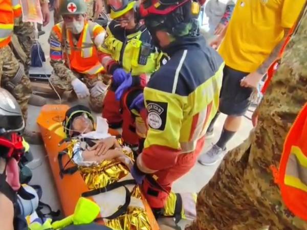 Marlene, de 80 años, fue rescatada tras haber estado bajo los escombros.
