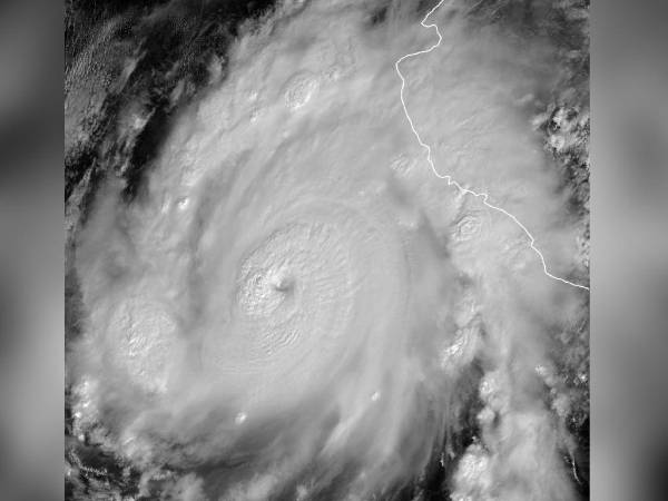 Esta imagen satelital de la Administración Nacional Oceánica y Atmosférica muestra al huracán Roslyn acercándose a la costa del Pacífico de México el 22 de octubre de 2022 a las 15:50 UTC.