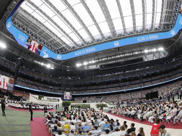 Vista general del estadio Santiago Bernabéu durante el encuentro del papa León XIV, donde dijo Vosotros sois la Iglesia diocesana en medio de un pueblo que ama la música, la danza y el estar juntos, pero que también conoce los conflictos, la resignación y, a veces, la desesperación, situaciones en las que el Evangelio puede abrir un camino a la esperanza. Las imágenes del encuentro en el coloso del Real Madrid.
