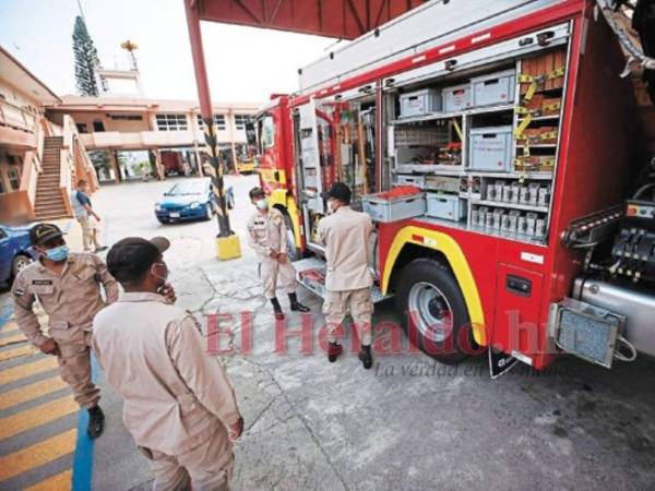 Desde temprano, los elementos del Cuerpo de Bomberos acuden a revisar el equipo e iniciar actividad física. Foto: Emilio Flores