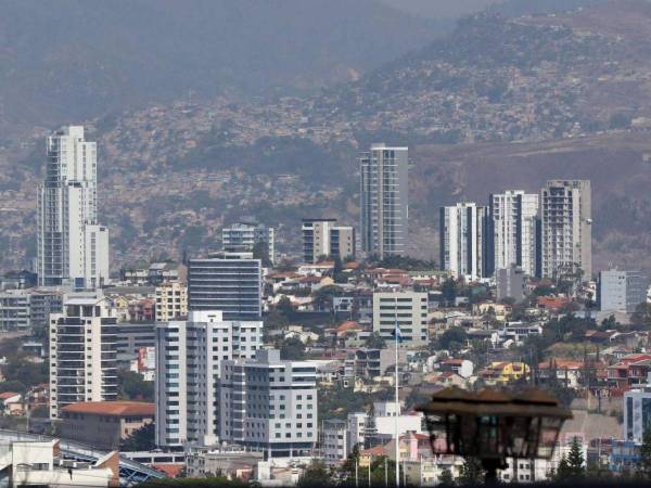 Fotografías que muestran supuestas nevadas en sitios emblemáticos: la Basílica de Suyapa, el centro de Tegucigalpa y su Parque Central encabezan las publicaciones.
