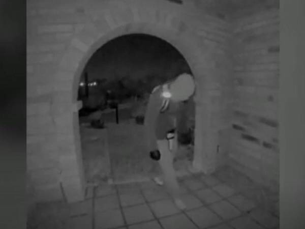 En las fotografías se observa a un hombre enmascarado con una malla que cubre su rostro y lo que parecen ser guantes de boxeo en sus manos.