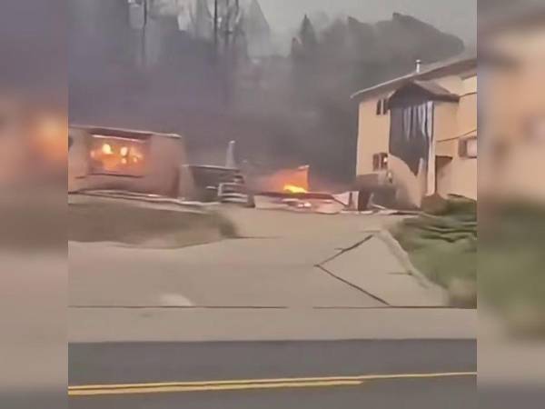Las autoridades informaron que este domingo las llamas continuaban fuera de control en los incendios forestales que afectan el área de Spokane, en el estado de Washington.