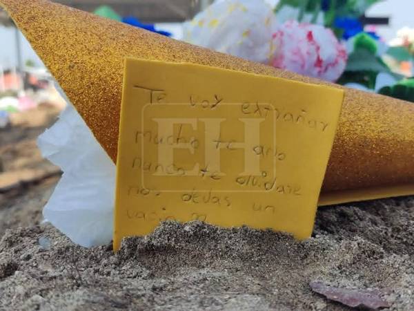 En un improvisado trozo de <i>foami</i> dorado un mensaje cargado de emotividad refleja el dolor de las familias de Rigores en Trujillo, Colón, que este viernes llora a sus hijos, padres, hermanos, todos víctimas de la masacre registrada en una finca de Paso Aguán. Las desgarradoras imágenes de la despedida múltiple captadas por El Heraldo.