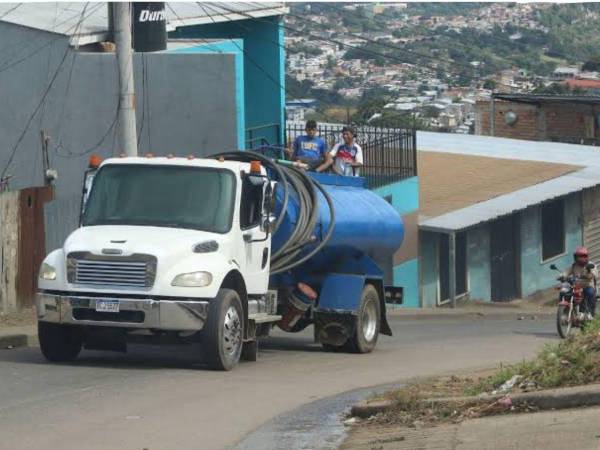 El suministro mediante cisternas se mantiene como una de las principales alternativas para miles de capitalinos afectados por el racionamiento de agua potable.