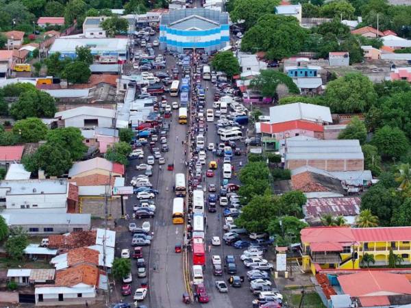 Hondureños cruzando hacia El Salvador en el Feriado Morazánico 2026.