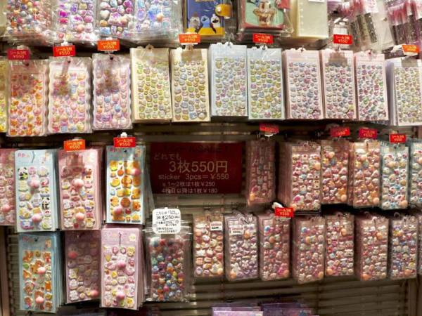 Coleccionistas en Japón intercambian pegatinas en locales especializados de Tokio, donde la exclusividad y el relieve de las piezas han convertido este pasatiempo en un sofisticado mercado de negociación.