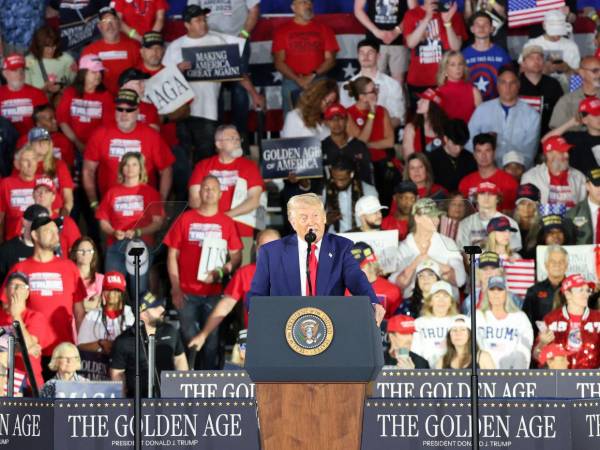 El presidente, Donald Trump, habla durante la celebración de los primeros 100 días de su segundo mandato este martes, en Míchigan.