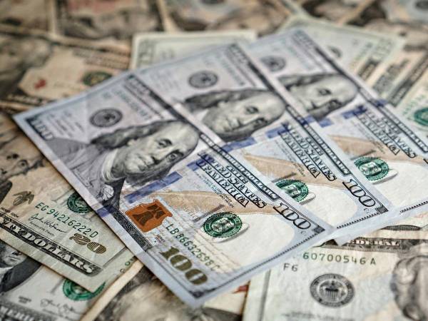 Con el nuevo ajuste, el dólar mantiene su tendencia de incrementos graduales frente al lempira.