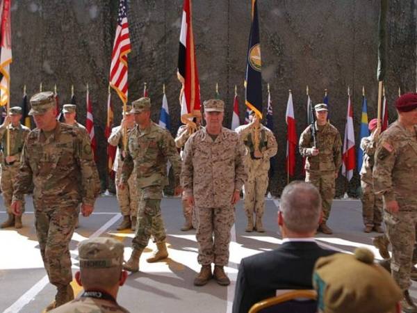 Elementos del ejército de Estados Unidos participan en una ceremonia en Bagdad, Irak. Foto: AP.