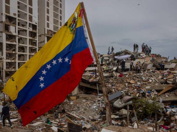 Once días después del doble terremoto que sacudió Venezuela, las labores se concentran este domingo en la remoción de escombros de los edificios colapsados en La Guaira (norte), el estado más golpeado por el desastre, mientras las operaciones de búsqueda y rescate disminuyen a medida que pasan los días.