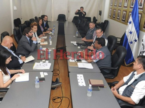 La misión de la UE conoció de boca de los magistrados las primeras explicaciones sobre el desarrollo del proceso electoral y sus dificultades. Foto Mario Urrutia