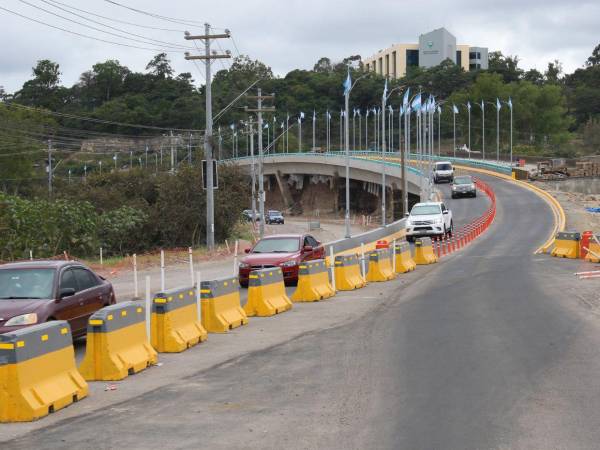 Conductores reportan mejoras en la fluidez del tráfico tras la apertura del carril en el puente Papá Francisco, donde antes esperaban hasta 45 minutos.