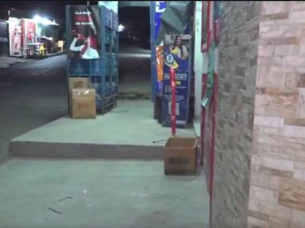 En el piso del lugar hay varios casquillos de bala y sangre.