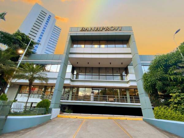 Banhprovi lanzó el programa MyPE+ para apoyar a microempresarios y pequeños empresarios con oportunidades de financiamiento.