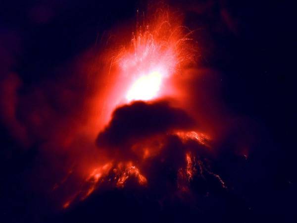 Las autoridades de protección civil de Guatemala evacuaron este martes 04 de agosto al menos a dos aldeas por el aumento de las erupciones del Volcán de Fuego, ubicado en el centro del país centroamericano.