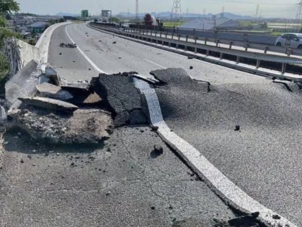 Varias personas resultaron heridas este martes en el terremoto de magnitud 7,1 registrado en la zona de la prefectura de Kumamoto, en el sur de Japón, mientras que las autoridades temen que un gran número de gente se encuentre atrapada en un centro comercial que sufrió una explosión tras el sismo.