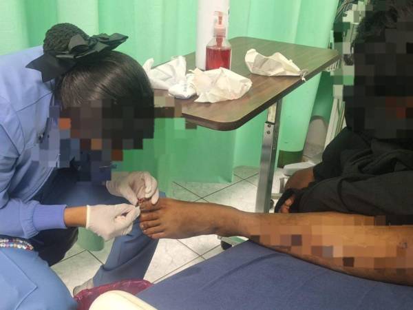 La víctima permanece bajo protección de las autoridades y recibe atención médica.