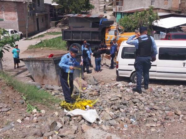 Agentes de la policía se dirigieron al lugar de los hechos para asegurar la zona y proceder con el levantamiento del cuerpo. La escena fue acordonada para preservar cualquier evidencia que pudiera ayudar en la investigación.