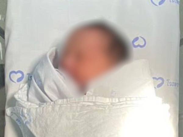 Una recién nacida fue descubierta, afortunadamente con vida, al interior de un tanque de baño en Bangkok, la capital de Tailandia, tras una inspección de rutina, causando gran conmoción en redes sociales. A continuación los detalles del polémico caso.