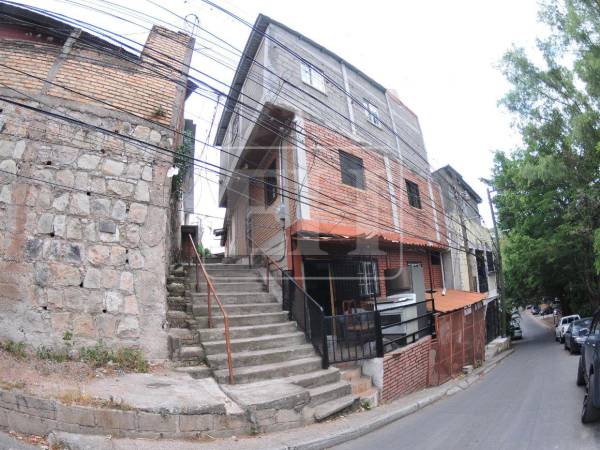 En este callejón se encuentra la vivienda en la que fueron ejecutados Axel Cerrato Tatiana, Bowye Burke y Alejandro Marcía, en la zona de la Monterrey.