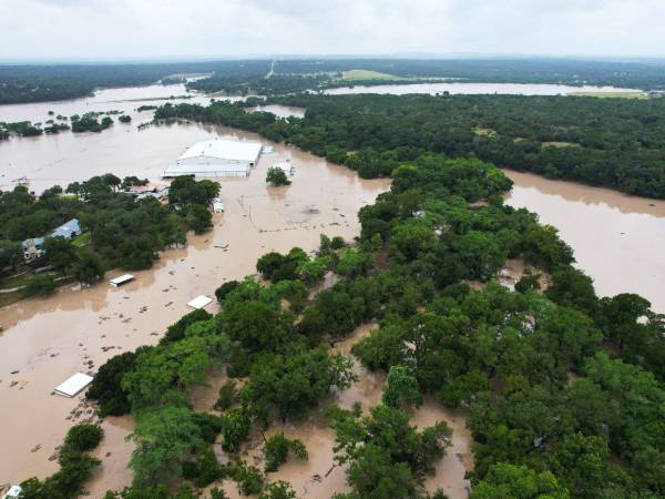 Las repentinas inundaciones que afectan al estado de Texas provocaron evacuaciones y rescates este jueves y dejaron al menos una persona fallecida en la misma zona donde el año pasado murieron más de 100 personas por el desbordamiento del río Guadalupe.