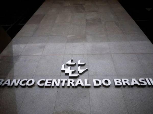 Los miembros de la cúpula del Banco Central discutieron trayectorias que supondrían variaciones abruptas en la dirección de la política monetaria.