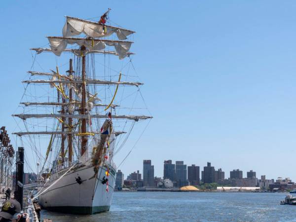 Estados Unidos y México colaboran en la investigación del accidente del Cuauhtémoc; el barco es seguro y será trasladado para reparación.