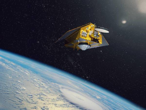 Satélite de observación oceánica Sentinel-6B orbitando la Tierra con sus paneles solares desplegables extendidos.