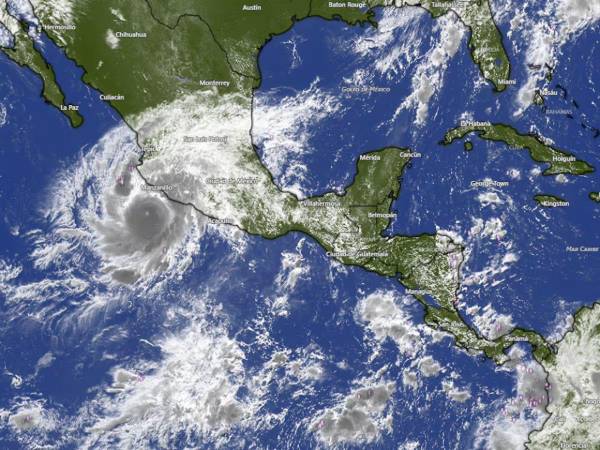 El SMN mantiene una zona de prevención por efectos de vientos de huracán en las Islas Marías, Nayarit, y otra de vigilancia desde Escuinapa hasta Bahía de Tempehuaya, en Sinaloa.