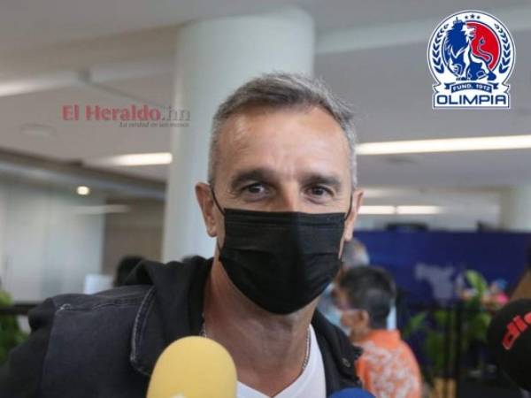 Pabló Lavallén atendió amablemente a la prensa deportiva de Honduras tras su arribo al Aeropuerto Internacional de Palmerola. Foto: Efraín Salgado / EL HERALDO.