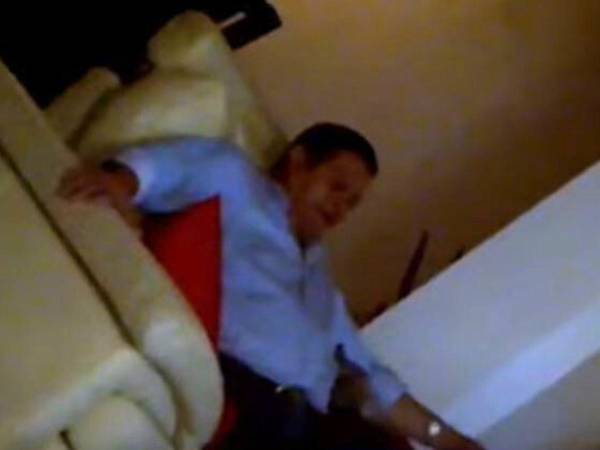 Con una camisa azul aparece Romeo Vásquez.