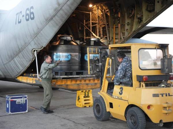 El avión argentino tipo Hércules hizo el trayecto desde la región oriental de Santa Cruz hasta el aeropuerto internacional de El Alto, donde aterrizó a las 17:45 hora local (21:45 GMT).
