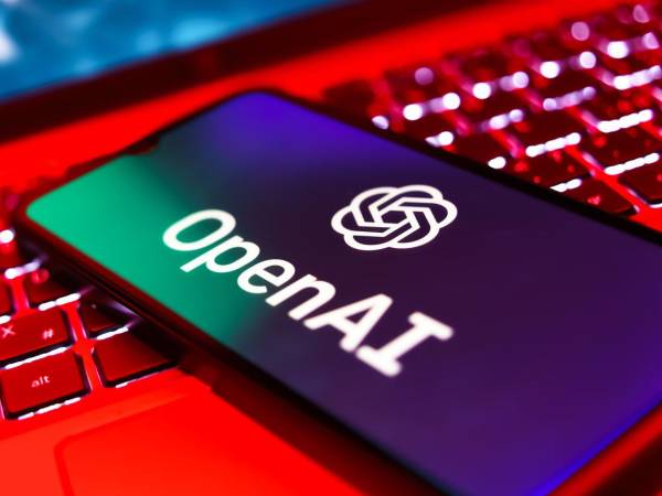 OpenAI lanza Deep Research, la herramienta que potenciará las funciones de ChatGPT, que ahora tiene un gran competidor: DeepSeek, la nueva apuesta de China en IA.