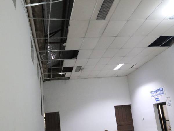 Personal médico y pacientes denunciaron que cada año las lluvias inundan el hospital San Felipe a los techos en mal estado.