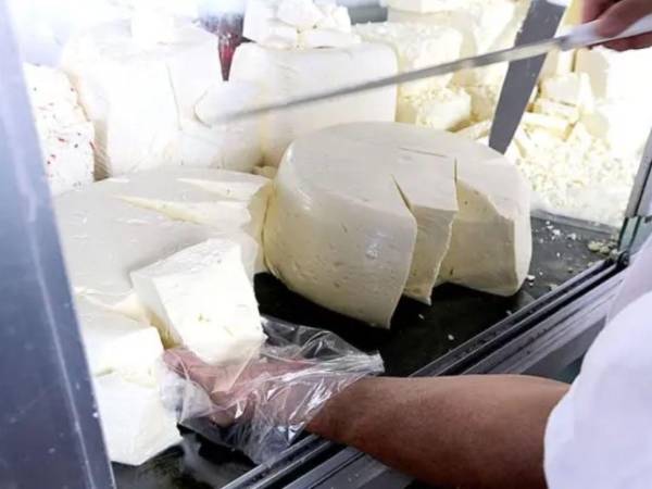 El queso semiseco y frijolero registró un aumento de 82 lempiras a 84 lempiras; el quesillo pasó de 55 a 56 lempiras.