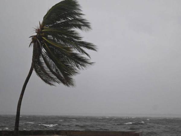 El NHC mantiene un aviso de huracán para Jamaica, las provincias cubanas de Granma, Santiago de Cuba, Guantánamo, Holguín y Las Tunas, y Bahamas Centrales.