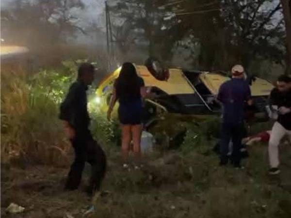 El volcamiento de un autobús dejó unas 10 personas heridas en San Marcos, Santa Bárbara. Estas son las primeras imágenes.