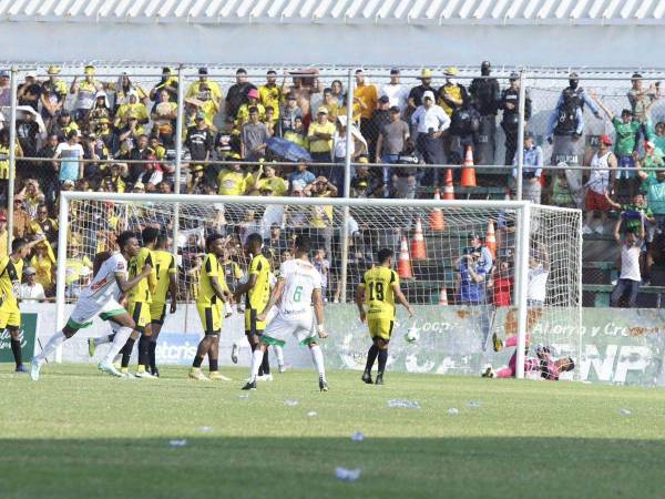 El gol de Bryan Johnson desató la locura de la afición de Platense en el Estadio Excélsior.
