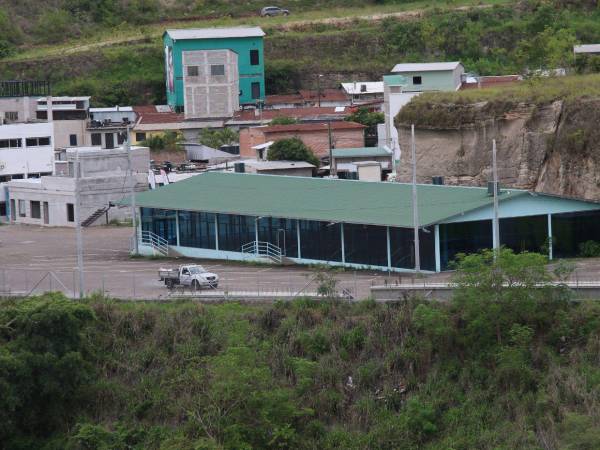 La falta de transporte mantiene limitada la actividad comercial en Perisur, donde los locatarios esperan desde hace años la habilitación de la terminal. Son más de 300 buses que se tienen en estudio, sin embargo, el estacionamiento solo tiene capacidad para 200.