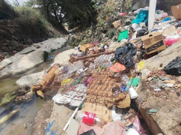 Durante un recorrido realizado por EL HERALDO, se constató la presencia de un fuerte olor en el sector y una considerable cantidad de desechos acumulados dentro del cauce.