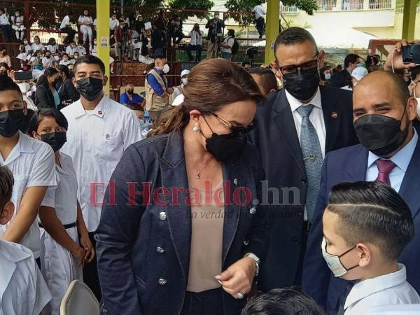 La presidenta compartió con los alumnos de la Escuela República de Paraguay.