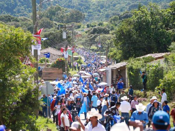 Nasry Asfura promete dotar de maquinaria para mejorar caminos productivos en Lempira