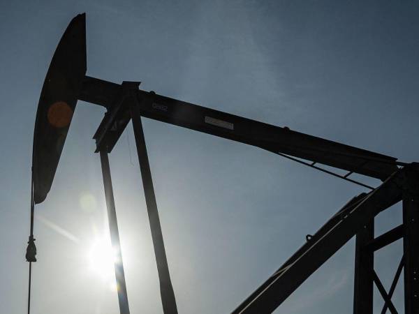 Los precios del petróleo se han disparado más del 50 % desde el comienzo de la guerra y este lunes el barril de Brent.