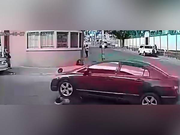 Hernández Flores se encontraba en medio de la calle cuando un automóvil Honda Civic lo arrolló, quedando su cuerpo debajo del automotor.