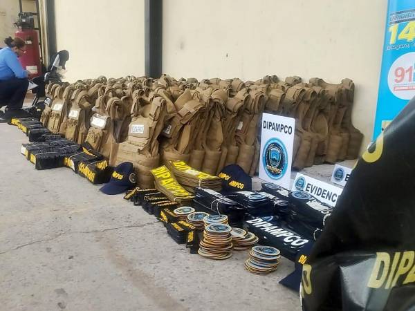 Uniformes, chalecos antibalas, armamento y equipo táctico de la extinta Dipampco fueron retirados por la Policía Nacional como parte del proceso de transición hacia la nueva Dirección de Lucha Contra la Extorsión y el Terrorismo (DEAT). La jefa de UMEP 1 de Tegucigalpa insta a población denunciar si ven a alguien portando insignas de Dipampco.
