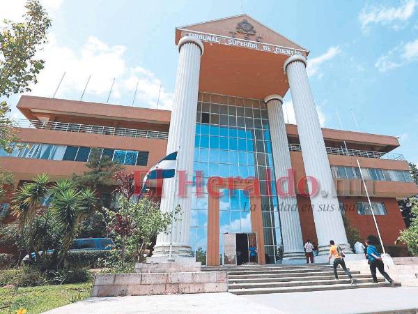 Ante esta situación, el Tribunal de Cuentas considera que las investigaciones que realice el Ministerio Público deben permitir aclarar el motivo por el cual se resolvió de esta forma el litigio entre ambas partes.